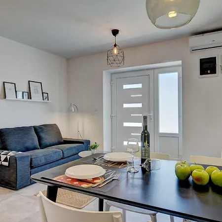 M Apartman *